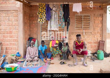 Yaoumou Arama (50) floh vor Gewalt und Unsicherheit im Nordosten von Burkina Faso und lebt heute als Binnenvertriebene in der westlichen Stadt Nouna. Yaoumou ist die alleinige Ernährerin ihrer siebenköpfigen Familie und bringt ein karges Leben ein, indem sie kocht und Snacks und Mahlzeiten an die Nachbarn verkauft. Ihr älterer Mann ist kränkeln und arbeitsunfähig. Ihre Jugendlichen und erwachsenen Kinder können keine Arbeit finden. Die Familie lebt auf einem kleinen, gemieteten Grundstück, wo man nirgendwo landwirtschaftlicher machen kann, und kämpft mit Hunger und genug Geld, um Lebensmittel zu kaufen. „Ich genieße das Leben hier nicht“, sagt sie. „Es gibt keinen Arbeitsplatz. Wenn ich hier auf der Farm wäre Stockfoto