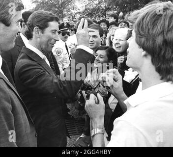 Austin Texas USA, März 1986: Prinz Charles blitzt das Handschild „Hook'em Horns“ auf, während er Studenten während einer Tour durch den Campus der University of Texas begrüßt. Der Prinz war in Texas, um den 150. Geburtstag des Bundesstaates zu feiern. ©Bob Daemmrich Stockfoto