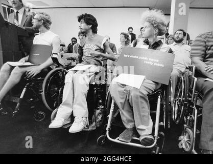 Austin Texas USA, 1987: Mitglieder der Behindertengemeinde treten bei einer Sitzung des Stadtautos in vollem Umfang auf, um sich für einen leichteren Busverkehr einzusetzen. ©Bob Daemmrich Stockfoto