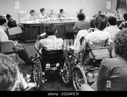 Austin Texas USA, 1987: Mitglieder der Behindertengemeinde treten bei einer Sitzung des Stadtautos in vollem Umfang auf, um sich für einen leichteren Busverkehr einzusetzen. ©Bob Daemmrich Stockfoto