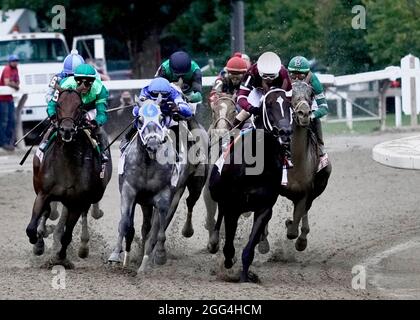 28. August 2021, Saratoga Springs, NY, USA: 28. August 2021: Am 28. August 2021 geht das Feld in die Strecke für die Travers der Klasse 1 auf der Rennstrecke Saratoga Race in Saratoga Springs, N.Y. Dan HearyEclipse Sportswire CSM Stockfoto