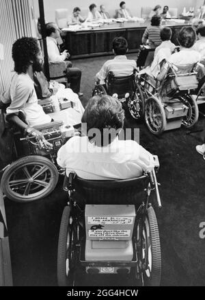 Austin Texas USA, 1987: Mitglieder der Behindertengemeinde treten bei einer Sitzung des Stadtautos in vollem Umfang auf, um sich für einen leichteren Busverkehr einzusetzen. ©Bob Daemmrich Stockfoto