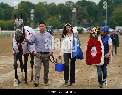 28. August 2021, Saratoga Springs, NY, USA: 28. August 2021: Die Verbindungen von Essential Quality #2 lächeln alle nach dem Sieg von Essential Quality in den Travers der Klasse 1 auf der Rennstrecke Saratoga Race in Saratoga Springs, N.Y. am 28. August 2021. Dan HearyEclipse Sportswire CSM Stockfoto