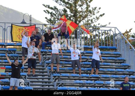 Pagani, Italien. August 2021. ACR Messina Fans mit ihren Flaggen während der italienischen Football League Pro, Serie C, Paganese gegen ACR Messina im Marcello Torre Stadium. Endergebnis 4-4. (Foto: Pasquale Senatore/Pacific Press) Quelle: Pacific Press Media Production Corp./Alamy Live News Stockfoto