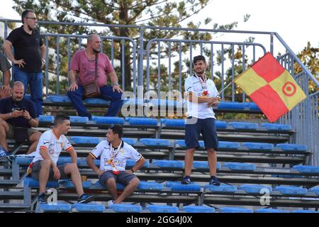 Pagani, Italien. August 2021. ACR Messina Fans mit ihren Flaggen während der italienischen Football League Pro, Serie C, Paganese gegen ACR Messina im Marcello Torre Stadium. Endergebnis 4-4. (Foto: Pasquale Senatore/Pacific Press) Quelle: Pacific Press Media Production Corp./Alamy Live News Stockfoto