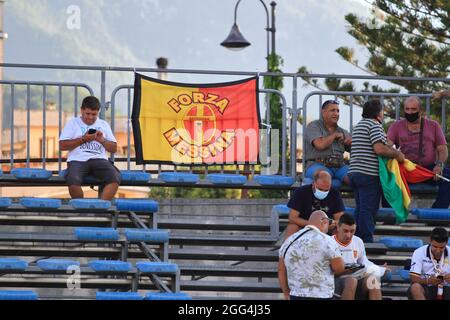 Pagani, Italien. August 2021. ACR Messina Fans mit ihren Flaggen während der italienischen Football League Pro, Serie C, Paganese gegen ACR Messina im Marcello Torre Stadium. Endergebnis 4-4. (Foto: Pasquale Senatore/Pacific Press) Quelle: Pacific Press Media Production Corp./Alamy Live News Stockfoto