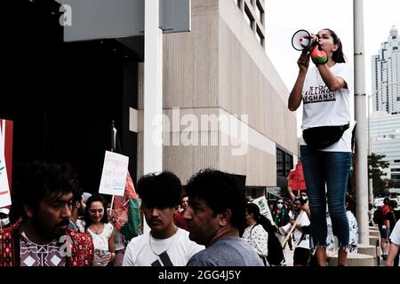Atlanta, Georgia, USA. August 2021. Eine Gruppe von Demonstranten marschiert durch die Straßen der Innenstadt von Atlanta und fordert ein Ende der unmenschlichen Behandlung der Bevölkerung Afghanistans, da die Taliban nach der Entscheidung von Präsident Joe Biden, US-Truppen aus dem Land abzuziehen, die Kontrolle über das Land erlangt haben. (Bild: © John Arthur Brown/ZUMA Press Wire) Stockfoto