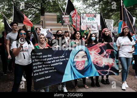 Atlanta, Georgia, USA. August 2021. Eine Gruppe von Demonstranten beginnt in Atlanta zu marschieren und fordert ein Ende der unmenschlichen Behandlung der Bevölkerung Afghanistans, da die Taliban nach der Entscheidung von Präsident Joe Biden, US-Truppen aus dem Land abzuziehen, die Kontrolle über das Land erlangt haben. (Bild: © John Arthur Brown/ZUMA Press Wire) Stockfoto
