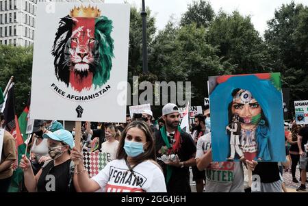 Atlanta, Georgia, USA. August 2021. Eine Gruppe von Demonstranten marschiert durch die Straßen der Innenstadt von Atlanta und fordert ein Ende der unmenschlichen Behandlung der Bevölkerung Afghanistans, da die Taliban nach der Entscheidung von Präsident Joe Biden, US-Truppen aus dem Land abzuziehen, die Kontrolle über das Land erlangt haben. (Bild: © John Arthur Brown/ZUMA Press Wire) Stockfoto