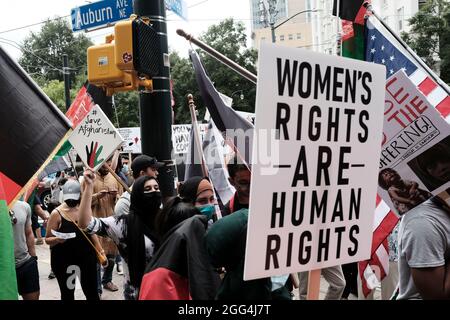 Atlanta, Georgia, USA. August 2021. Eine Gruppe von Demonstranten marschiert durch die Straßen der Innenstadt von Atlanta und fordert ein Ende der unmenschlichen Behandlung der Bevölkerung Afghanistans, da die Taliban nach der Entscheidung von Präsident Joe Biden, US-Truppen aus dem Land abzuziehen, die Kontrolle über das Land erlangt haben. (Bild: © John Arthur Brown/ZUMA Press Wire) Stockfoto