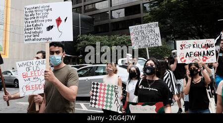 Atlanta, Georgia, USA. August 2021. Eine Gruppe von Demonstranten marschiert durch die Straßen der Innenstadt von Atlanta und fordert ein Ende der unmenschlichen Behandlung der Bevölkerung Afghanistans, da die Taliban nach der Entscheidung von Präsident Joe Biden, US-Truppen aus dem Land abzuziehen, die Kontrolle über das Land erlangt haben. (Bild: © John Arthur Brown/ZUMA Press Wire) Stockfoto