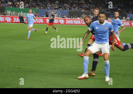 Bronx, USA. August 2021. (SPO) Major League Soccer zwischen NYCFC und New England. 28. August 2021, Bronx, New York, USA: Fußballspiel zwischen NYCFC und New England während der Major League Soccer (MLS) im Yankee-Stadion in Bronx, New York, mit Anwesenheit von Fans, die meist gegen COVID-19 geimpft sind. (Bild: © Niyi Fote/TheNEWS2 über ZUMA Press Wire) Stockfoto