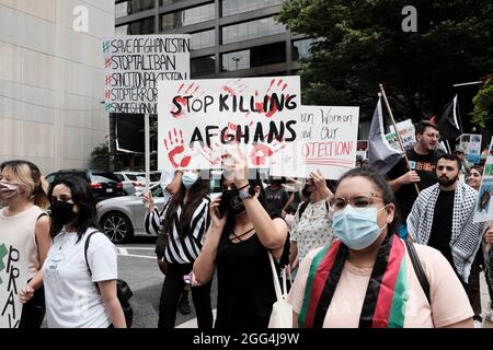 Atlanta, Georgia, USA. August 2021. Eine Gruppe von Demonstranten marschiert durch die Straßen der Innenstadt von Atlanta und fordert ein Ende der unmenschlichen Behandlung der Bevölkerung Afghanistans, da die Taliban nach der Entscheidung von Präsident Joe Biden, US-Truppen aus dem Land abzuziehen, die Kontrolle über das Land erlangt haben. (Bild: © John Arthur Brown/ZUMA Press Wire) Stockfoto