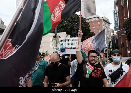 Atlanta, Georgia, USA. August 2021. Eine Gruppe von Demonstranten marschiert durch die Straßen der Innenstadt von Atlanta und fordert ein Ende der unmenschlichen Behandlung der Bevölkerung Afghanistans, da die Taliban nach der Entscheidung von Präsident Joe Biden, US-Truppen aus dem Land abzuziehen, die Kontrolle über das Land erlangt haben. (Bild: © John Arthur Brown/ZUMA Press Wire) Stockfoto