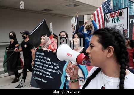 Atlanta, Georgia, USA. August 2021. Eine Gruppe von Demonstranten marschiert durch die Straßen der Innenstadt von Atlanta und fordert ein Ende der unmenschlichen Behandlung der Bevölkerung Afghanistans, da die Taliban nach der Entscheidung von Präsident Joe Biden, US-Truppen aus dem Land abzuziehen, die Kontrolle über das Land erlangt haben. (Bild: © John Arthur Brown/ZUMA Press Wire) Stockfoto