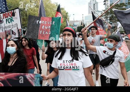 Atlanta, Georgia, USA. August 2021. Eine Gruppe von Demonstranten marschiert durch die Straßen der Innenstadt von Atlanta und fordert ein Ende der unmenschlichen Behandlung der Bevölkerung Afghanistans, da die Taliban nach der Entscheidung von Präsident Joe Biden, US-Truppen aus dem Land abzuziehen, die Kontrolle über das Land erlangt haben. (Bild: © John Arthur Brown/ZUMA Press Wire) Stockfoto