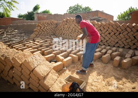 Junge Ziegelbauer in der Region Ségou, Mali, Westafrika. Stockfoto