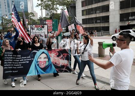 Atlanta, Georgia, USA. August 2021. Eine Gruppe von Demonstranten marschiert durch die Straßen der Innenstadt von Atlanta und fordert ein Ende der unmenschlichen Behandlung der Bevölkerung Afghanistans, da die Taliban nach der Entscheidung von Präsident Joe Biden, US-Truppen aus dem Land abzuziehen, die Kontrolle über das Land erlangt haben. (Bild: © John Arthur Brown/ZUMA Press Wire) Stockfoto