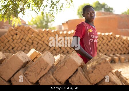 Junge Ziegelbauer in der Region Ségou, Mali, Westafrika. Stockfoto