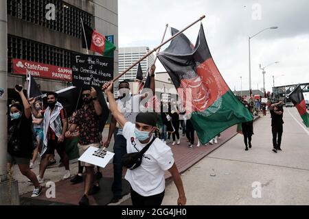 Atlanta, Georgia, USA. August 2021. Eine Gruppe von Demonstranten marschiert durch die Straßen der Innenstadt von Atlanta und fordert ein Ende der unmenschlichen Behandlung der Menschen in Afghanistan, da die nach der Entscheidung von Präsident Joe Biden, US-Truppen aus dem Land abzuziehen, die Kontrolle über das Land erlangt hat. (Bild: © John Arthur Brown/ZUMA Press Wire) Stockfoto