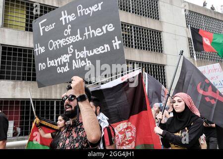 Atlanta, Georgia, USA. August 2021. Eine Gruppe von Demonstranten marschiert durch die Straßen der Innenstadt von Atlanta und fordert ein Ende der unmenschlichen Behandlung der Bevölkerung Afghanistans, da die Taliban nach der Entscheidung von Präsident Joe Biden, US-Truppen aus dem Land abzuziehen, die Kontrolle über das Land erlangt haben. (Bild: © John Arthur Brown/ZUMA Press Wire) Stockfoto
