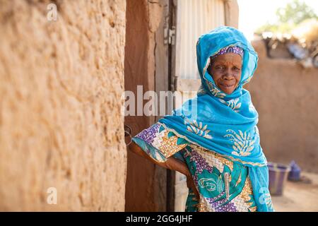 Porträt einer älteren Frau in der Region Ségou, Mali, Westafrika. Stockfoto