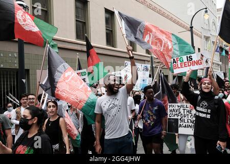 Atlanta, Georgia, USA. August 2021. Eine Gruppe von Demonstranten marschiert durch die Straßen der Innenstadt von Atlanta und fordert ein Ende der unmenschlichen Behandlung der Bevölkerung Afghanistans, da die Taliban nach der Entscheidung von Präsident Joe Biden, US-Truppen aus dem Land abzuziehen, die Kontrolle über das Land erlangt haben. (Bild: © John Arthur Brown/ZUMA Press Wire) Stockfoto