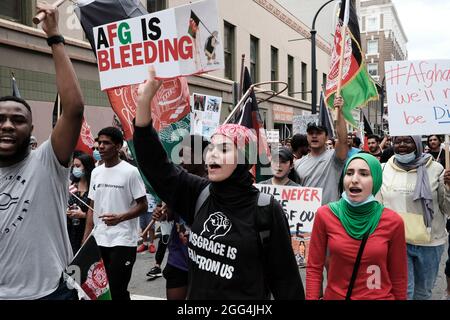 Atlanta, Georgia, USA. August 2021. Eine Gruppe von Demonstranten marschiert durch die Straßen der Innenstadt von Atlanta und fordert ein Ende der unmenschlichen Behandlung der Bevölkerung Afghanistans, da die Taliban nach der Entscheidung von Präsident Joe Biden, US-Truppen aus dem Land abzuziehen, die Kontrolle über das Land erlangt haben. (Bild: © John Arthur Brown/ZUMA Press Wire) Stockfoto