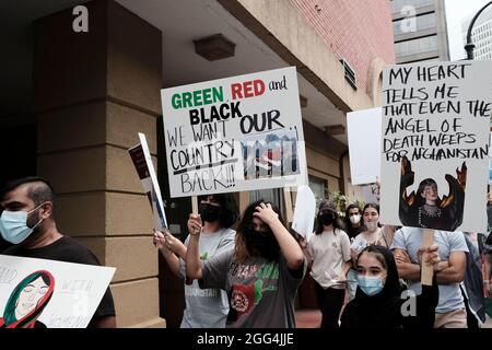 Atlanta, Georgia, USA. August 2021. Eine Gruppe von Demonstranten marschiert durch die Straßen der Innenstadt von Atlanta und fordert ein Ende der unmenschlichen Behandlung der Bevölkerung Afghanistans, da die Taliban nach der Entscheidung von Präsident Joe Biden, US-Truppen aus dem Land abzuziehen, die Kontrolle über das Land erlangt haben. (Bild: © John Arthur Brown/ZUMA Press Wire) Stockfoto