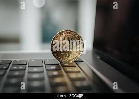 Bitcoin physische Münze Nahaufnahme auf einer Tastatur Stockfoto