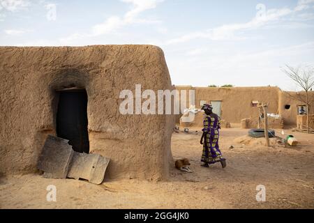 Mud errichtete ein Haus der Familie aus lehmziegel in der Region Ségou, Mali, Westafrika. Stockfoto