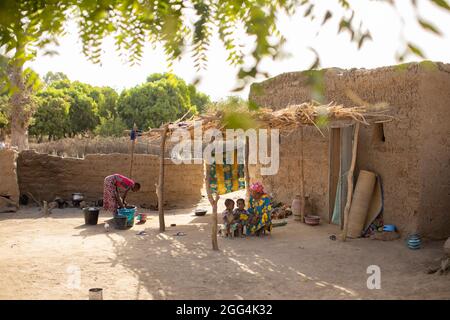 Mud errichtete ein Haus der Familie aus lehmziegel in der Region Ségou, Mali, Westafrika. Stockfoto