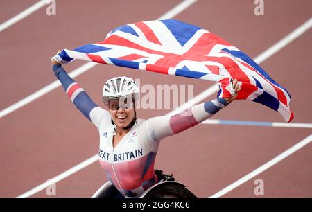 Die britische Hannah Cockroft feiert den Gewinn des 100 Meter - T34-Finales der Frauen im Olympiastadion am fünften Tag der Paralympischen Spiele von Tokio 2020 in Japan. Bilddatum: Sonntag, 29. August 2021. Stockfoto