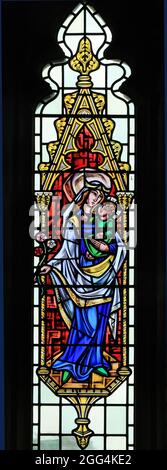 Maria und Jesus, Jungfrau Maria und Jesuskind, Madonna mit Kind, Glasfenster, 20. Jahrhundert, Snettisham, Norfolk, England Stockfoto