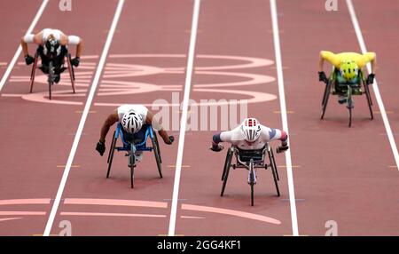 Die britische Hannah Cockroft (Mitte rechts) gewinnt am fünften Tag der Paralympischen Spiele in Tokio 2020 in Japan das Finale der Frauen über 100 Meter - T34 im Olympiastadion. Bilddatum: Sonntag, 29. August 2021. Stockfoto