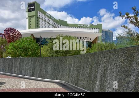 Nevada USA, 10-01-18 Stadtbild mit Wasserwänden als Teil des Parks, einem lebhaften Unterhaltungsviertel, das das NY-NY Hotel in Las Vegas umgibt Stockfoto