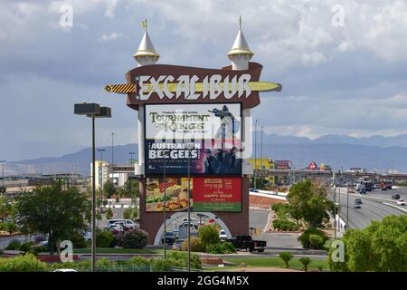 Nevada, USA October 1, 2018 an der belebten Tropicana Avenue befindet sich die große Plakatwand für das Excalibur Las Vegas Hotel mit seinen zwei konischen Türmen Stockfoto