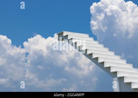 Eine weiße Holztreppe oder eine Leiter, die zu einem blauen Himmel führt. Ein Weg zum Erfolg, persönliche Leistungskonzepte. Stockfoto