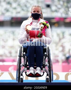 Die britische Hannah Cockroft posiert mit ihrer Goldmedaille, nachdem sie am fünften Tag der Paralympischen Spiele von Tokio 2020 in Japan das Finale der Frauen im 100 Meter - T34 im Olympiastadion gewonnen hatte. Bilddatum: Sonntag, 29. August 2021. Stockfoto