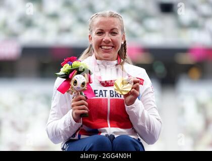 Die britische Hannah Cockroft posiert mit ihrer Goldmedaille, nachdem sie am fünften Tag der Paralympischen Spiele von Tokio 2020 in Japan das Finale der Frauen im 100 Meter - T34 im Olympiastadion gewonnen hatte. Bilddatum: Sonntag, 29. August 2021. Stockfoto