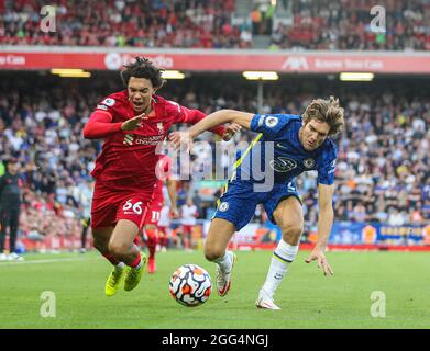 Liverpool. August 2021. Trent Alexander-Arnold (L) aus Liverpool steht am 28. August 2021 mit dem Chelsea-FC Marcos Alonso während des Premier League-Spiels zwischen Liverpool und Chelsea in Anfield in Liverpool, Großbritannien, auf dem Spiel. Quelle: Xinhua/Alamy Live News Stockfoto