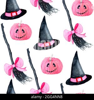 Handgezeichnetes Aquarell nahtloses Muster von Halloween Hexenhut Besen und Herbst rosa Kürbisse mit grauen floralen Elementen. Horror Gothic Karten, Einladung, Halloween Design, Prints. Niedliche Kawaii Malerei für Mädchen Stockfoto