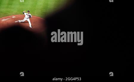 Atlanta, GA, USA. August 2021. Atlanta Braves Pitcher Huascar Ynoa liefert beim vierten Inning eines MLB-Spiels gegen die San Francisco Giants im Truist Park in Atlanta, GA, einen Pitch aus. Austin McAfee/CSM/Alamy Live News Stockfoto