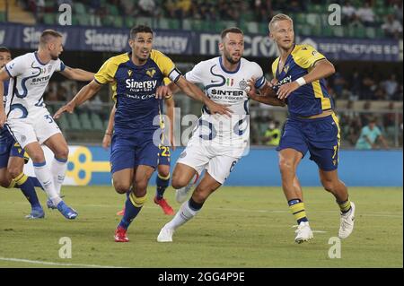 Verona, Italien. August 2021. Stefan De Vrij - Inter - behindert von Davide Faraoni und Antonin Barak - Hellas Verona - während Hellas Verona FC vs Inter - FC Internazionale, Italienische Fußballserie A Spiel in Verona, Italien, August 27 2021 Quelle: Independent Photo Agency/Alamy Live News Stockfoto