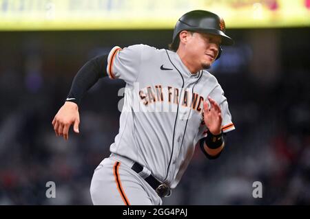 Atlanta, GA, USA. August 2021. Der San Francisco Giants-Feldspieler Wilmer Flores spielt beim achten Inning eines MLB-Spiels gegen die Atlanta Braves im Truist Park in Atlanta, GA, die dritte Basis auf seiner To-Home-Platte. Austin McAfee/CSM/Alamy Live News Stockfoto