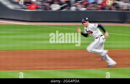 Atlanta, GA, USA. August 2021. Atlanta Braves erster Baseman Freddie Freeman steht während des sechsten Innings eines MLB-Spiels gegen die San Francisco Giants im Truist Park in Atlanta, GA, auf der zweiten Basis. Austin McAfee/CSM/Alamy Live News Stockfoto