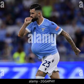 Rom, Italien. August 2021. Elseid Hysaj aus dem Latium feiert sein Tor während eines Fußballspiels der Serie A zwischen Lazio und Spezia in Rom, Italien, am 28. August 2021. Quelle: Augusto Casasoli/Xinhua/Alamy Live News Stockfoto