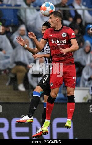 Bielefeld, Deutschland. August 2021. Der Bielefelder Okugawa Masaya (L) wetteiferte mit Ajdin Hrustic aus Frankfurt während des Bundesliga-Fußballspiels der ersten Liga zwischen der DSC Arminia Bielefeld und der Eintracht Frankfurt am 28. August 2021 in Bielefeld um den Kopf. Quelle: Ulrich Hufnagel/Xinhua/Alamy Live News Stockfoto