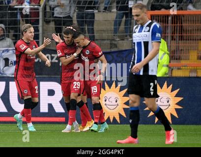 Bielefeld, Deutschland. August 2021. Die Frankfurter Spieler feiern das Tor beim Bundesliga-Fußballspiel der ersten Liga zwischen der DSC Arminia Bielefeld und der Eintracht Frankfurt am 28. August 2021 in Bielefeld. Quelle: Ulrich Hufnagel/Xinhua/Alamy Live News Stockfoto