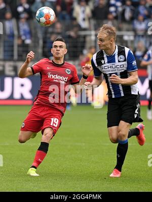 Bielefeld, Deutschland. August 2021. Der Bielefelder Amos Pieper (R) steht mit dem Frankfurter Rafael Santos Borre während des Bundesligaspiels der DSC Arminia Bielefeld und der Eintracht Frankfurt am 28. August 2021 in Bielefeld auf dem Spiel. Quelle: Ulrich Hufnagel/Xinhua/Alamy Live News Stockfoto